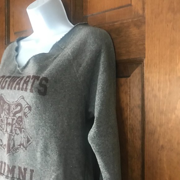 Alternative Earth Hogwarts Alumni w/School Crest Gray V-Neck Sweatshirt Large - Picture 5 of 12